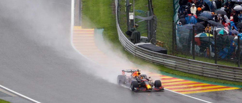 Nasses Vergnügen. Max Verstappen rutscht zum Sieg.