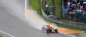 Nasses Vergnügen. Max Verstappen rutscht zum Sieg.
