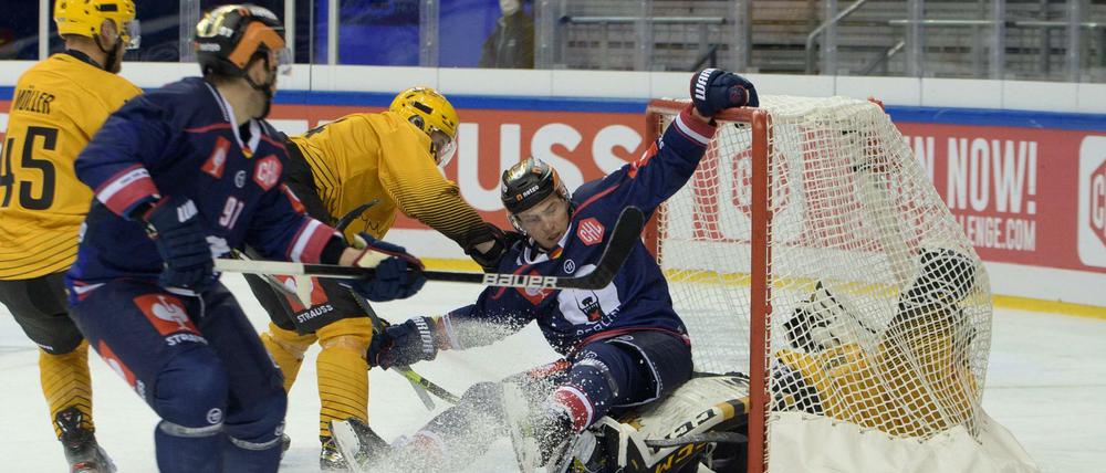 Der ist drin! Leo Pföderl fällt in Torwart Gustaf Lindvall Skelleftea.