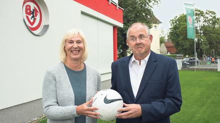 Der Präsident und seine Herausforderin. Gaby Papenburg möchte Bernd Schultz an der Spitze des Berliner Fußball-Verbandes ablösen.