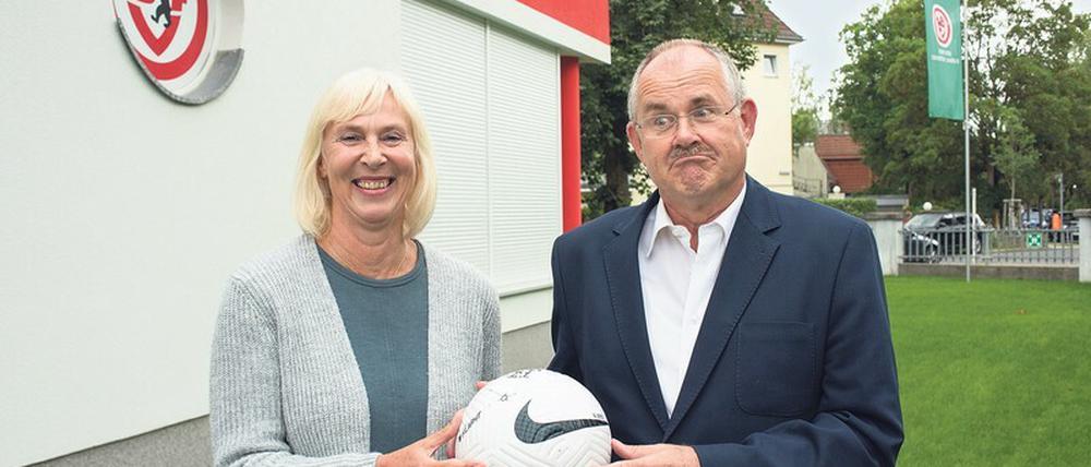 Der Präsident und seine Herausforderin. Gaby Papenburg möchte Bernd Schultz an der Spitze des Berliner Fußball-Verbandes ablösen.