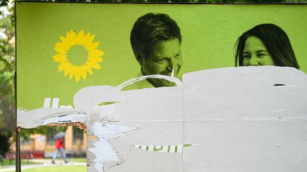 Beschädigtes Wahlplakat der Grünen in Leipzig (Archivbild)
