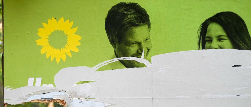 Beschädigtes Wahlplakat der Grünen in Leipzig (Archivbild)
