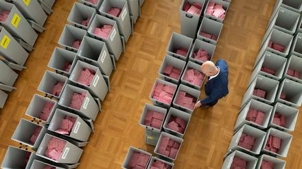 Wahlurnen mit Stimmzettelumschlägen für die Briefwahl in Dresden