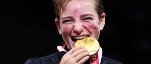 Beatrice Vio lässt es sich nach ihrem Sieg schmecken.