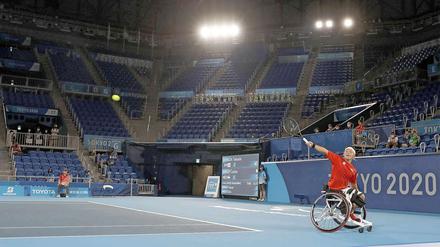 Takashi Sanada musste vom Centre Court in die Halle ausweichen.