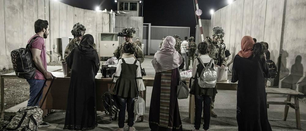 Ihnen sollte geholfen werden, doch nur wenige ehemalige Ortskräfte der Deutschen schafften es in den Flughafen in Kabul, solange noch evakuiert wurde.