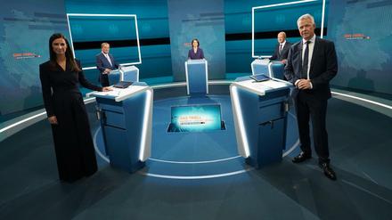 Beim ersten Wahl-Triell der deutschen TV-Geschichte stellten sich Annalena Baerbock (Bündnis 90/Die Grünen), Armin Laschet (CDU/CSU) und Olaf Scholz (SPD) den Fragen von Pinar Atalay und Peter Kloeppel.