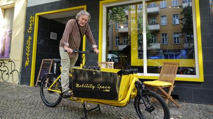 Lastenrad-Fabrikant Michael Schönstedt auf einem Lastenrad.