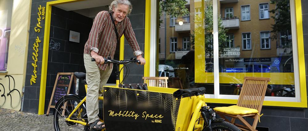 Lastenrad-Fabrikant Michael Schönstedt auf einem Lastenrad.