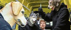 Der wehrlose Millionärssohn Frederick Seibold (Helgi Schmid, Mitte) wird von der Hunde-Gang entführt.