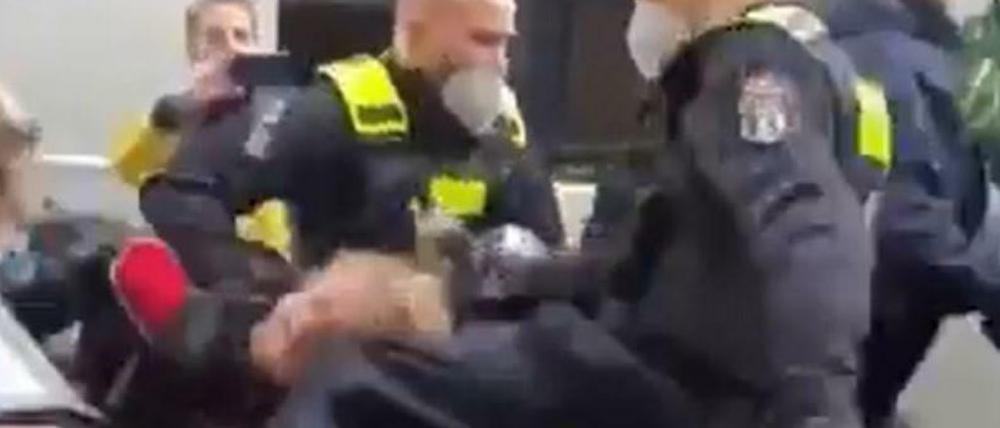 Der Polizist versetze einem Festgenommenen einen Kniestoß ins Gesicht.