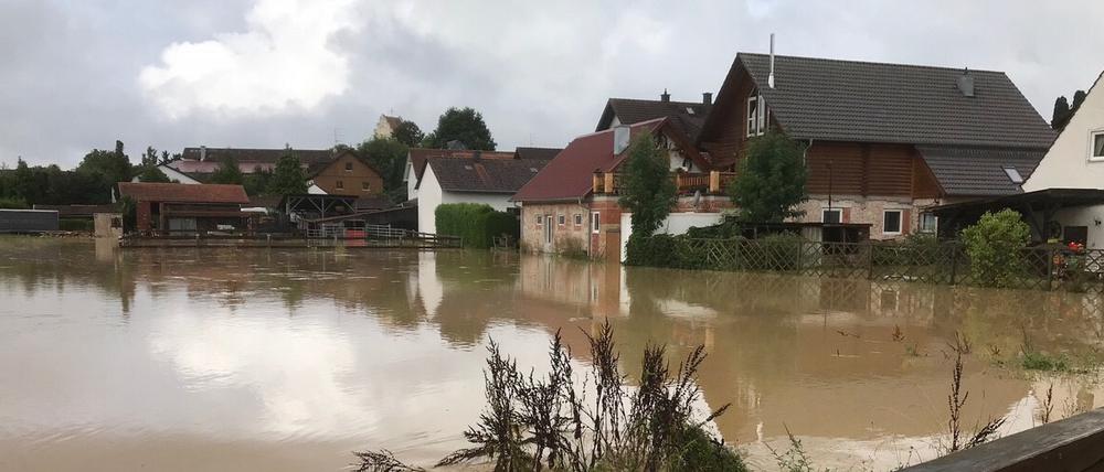 Bayern, Landkreis Freising: Eine Wiese einer Ortschaft in Oberbayern ist nach starken Regenfällen überschwemmt.