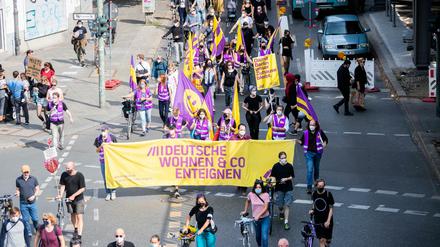 Teilnehmer einer Demonstration des Aktionsbündnisses "Wer Hat Der Gibt Berlin" am 21. August 2021, tragen ein Banner der Initiative "Deutsche Wohnen &amp; Co. enteignen". 