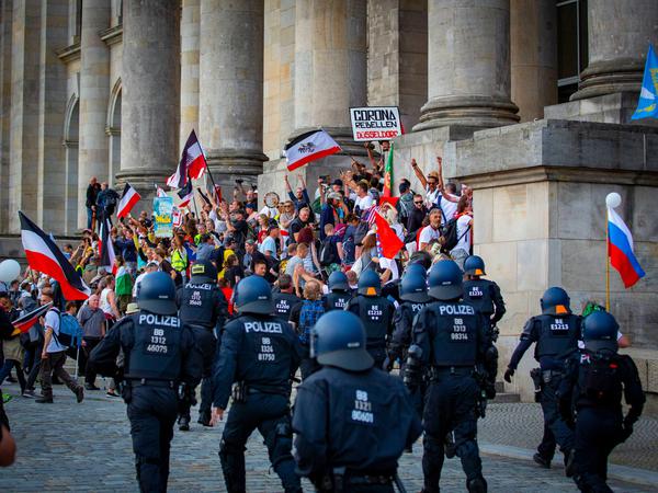 Die Polizei hatte vor einem Jahr alle Mühe, die Demonstranten vor dem Reichstag abzudrängen.
