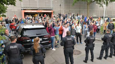 Proteste bei der Veranstaltung mit Sachsens Ministerpräsident Michael Kretschmer in Freiberg.