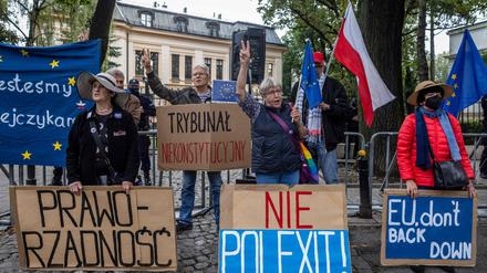 Polen demonstrierten am Dienstag gegen eine Abkehr von der EU vor dem Verfassungstribunal. 