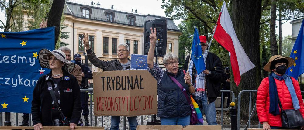 Polen demonstrierten am Dienstag gegen eine Abkehr von der EU vor dem Verfassungstribunal.