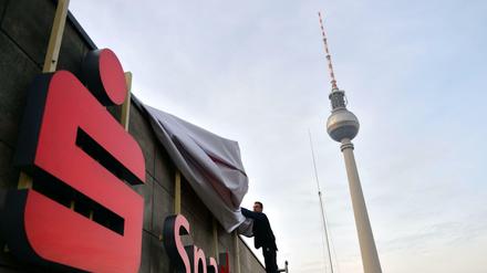 Das Sparkassen-Logo auf dem Dach des Alexanderhauses am Alexanderplatz (2014).