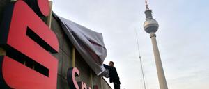 Das Sparkassen-Logo auf dem Dach des Alexanderhauses am Alexanderplatz (2014).