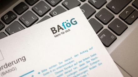 Ein Antrag auf Ausbildungsförderung (Bafög) liegt auf der Tastatur eines Laptopcomputers.