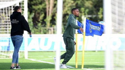 Neuzugang Myziane Maolida schaute sich seine neuen Kollegen schon mal in einem Testspiel an. 