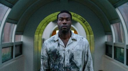 Der Künstler Anthony (Yahya Abdul-Mateen) lässt sich von der urbanen Legende des Candyman inspirieren.