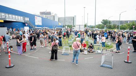 Eine lange Schlange vor der Impfstation an der Ikea-Filiale Lichtenberg, bei dem man sich auch ohne Auto anstellen kann.