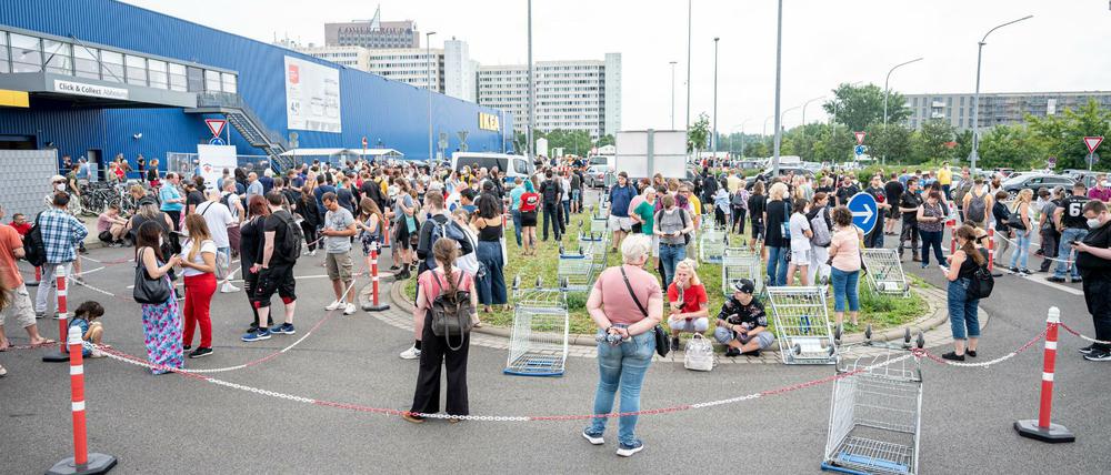 Eine lange Schlange vor der Impfstation an der Ikea-Filiale Lichtenberg, bei dem man sich auch ohne Auto anstellen kann.