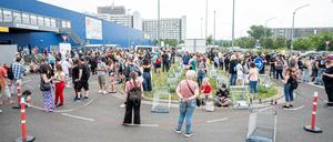 Eine lange Schlange vor der Impfstation an der Ikea-Filiale Lichtenberg, bei dem man sich auch ohne Auto anstellen kann.
