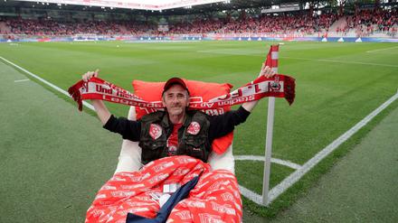 Bereit für den Anpfiff: Holger Sadowski am Spielfeldrand in der Alten Försterei.