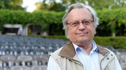 Siegfried Matthus im Heckentheater des Schlossparks Rheinsberg.
