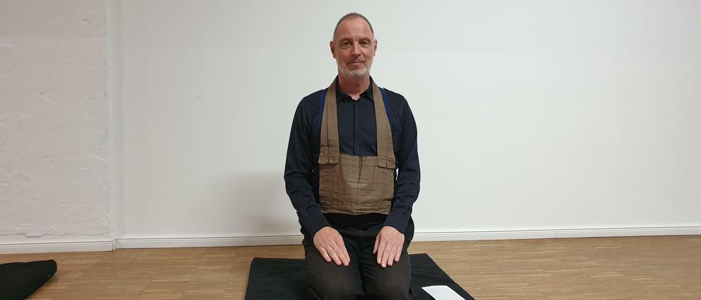 Bernd Bender bietet Zen-Meditation an.