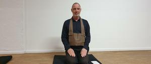 Bernd Bender bietet Zen-Meditation an.