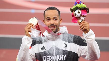 Leon Schäfer freut sich über die Bronzemedaille.