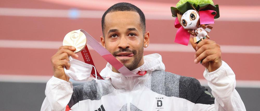 Leon Schäfer freut sich über die Bronzemedaille.