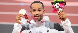Leon Schäfer freut sich über die Bronzemedaille.
