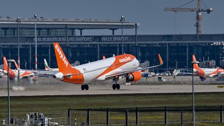 Ein Passagierflugzeug der britischen Fluggesellschaft Easyjet beim Start am Flughafen BER.