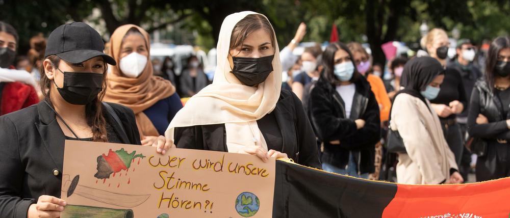 Afghanische Frauen auf einer Demonstration in Berlin.