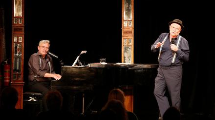 Das Duo Benedikt Eichhorn am Klavier und Thomas Pigor mit Hosenträgern.