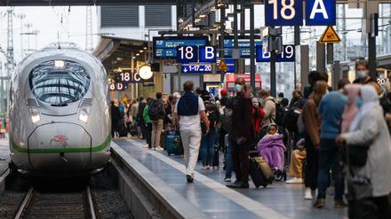 Passagiere von Bahn-Fernreisen müssen sich womöglich bald an die 3G-Regel halten.