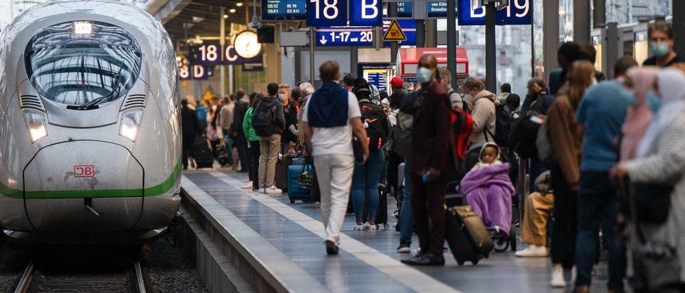 Passagiere von Bahn-Fernreisen müssen sich womöglich bald an die 3G-Regel halten.