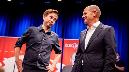 Kevin Kühnert und Olaf Scholz bei einer SPD-Wahlveranstaltung.