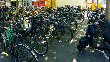 Überfüllte Fahrradabstellanlagen am Bahnhof Berlin-Spandau.