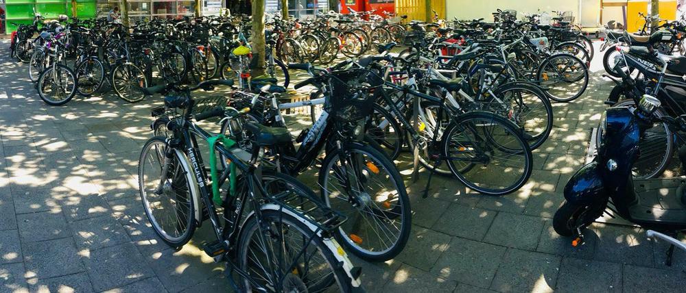 Überfüllte Fahrradabstellanlagen am Bahnhof Berlin-Spandau.
