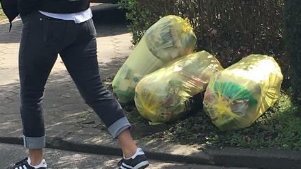 Was ist gelb, zieht Vögel und Waschbären an und fliegt bei Herbststurm durch die Straßen?