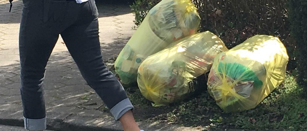 Was ist gelb, zieht Vögel und Waschbären an und fliegt bei Herbststurm durch die Straßen?