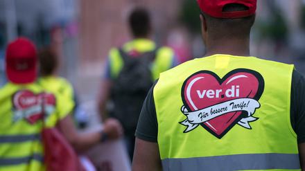 Verkäuferinnen und Verkäufer im Einzelhandel demonstrieren mit Verdi-Westen (Archivbild).