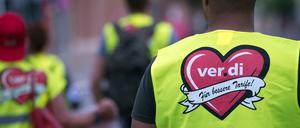 Verkäuferinnen und Verkäufer im Einzelhandel demonstrieren mit Verdi-Westen (Archivbild).