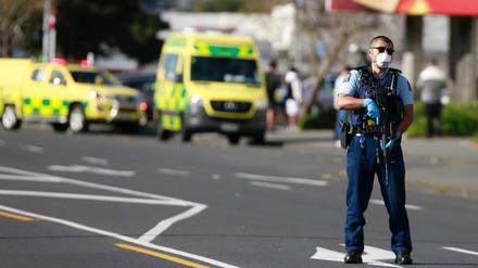 Ein Polizist steht in Auckland in der Nähe des Tatorts.